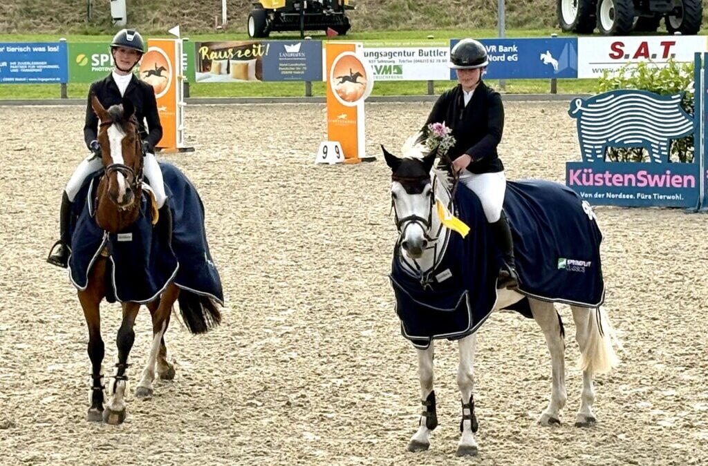 Sieger der Prfg 24 1.  + 2. Abt. = Julia Milena Möller mit Cayano  in 0/54,94 und Joanna-Marie Brodersen + Gila in 0/55,69